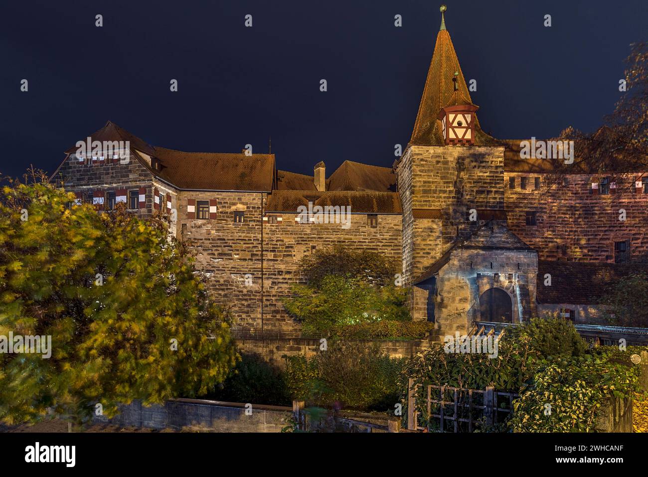 Wenzelburg oder Laufer Kaiserburg, beleuchtet bei Nacht, von Kaiser Karl IV. Im Jahre 1556 wieder aufgebaut, Schlossinsel 1, Lauf an der Pegnitz, Mittelfranken Stockfoto