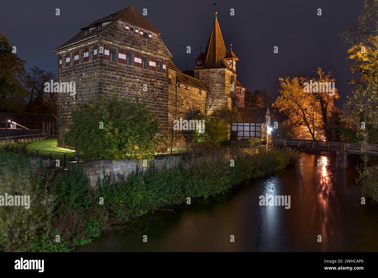 Wenzelburg oder Laufer Kaiserburg bei Nacht beleuchtet, 1556 von Kaiser Karl IV. Umgebaut, Schlossinsel 1, Lauf an der Pegnitz, Mitte Stockfoto