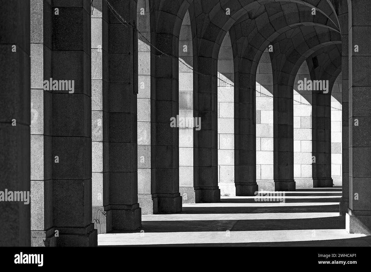 Licht und Schatten in der Arkade der Kongresshalle, unvollendetes monumentales Gebäude der Nationalsozialisten auf der ehemaligen NS-Parteiversammlung Stockfoto