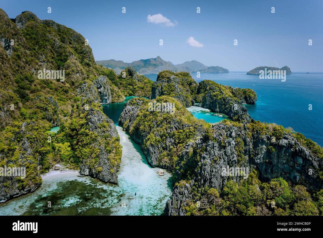 Antenne drone Ansicht von Türkis große und kleine Lagunen von steilen Felsen umgeben, Marine National Reserve in El Nido, Palawan. Stockfoto