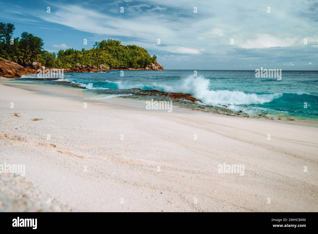 Wellen schlagen alte Korallen Küste am wunderschönen Strand Anse Bazarca, seychellen. Stockfoto