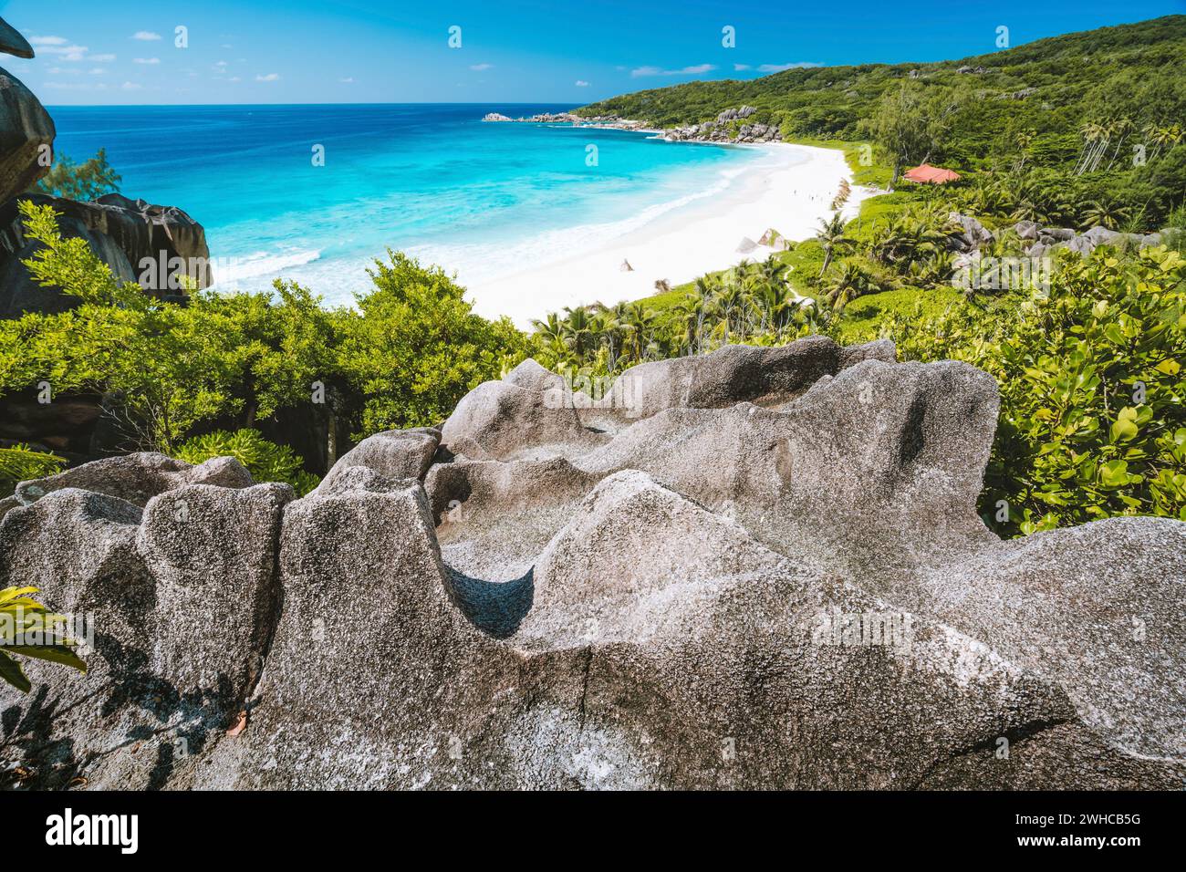 Urlaub am wunderschönen Strand Grand Anse auf der Insel La Digue, Seychellen. Stockfoto