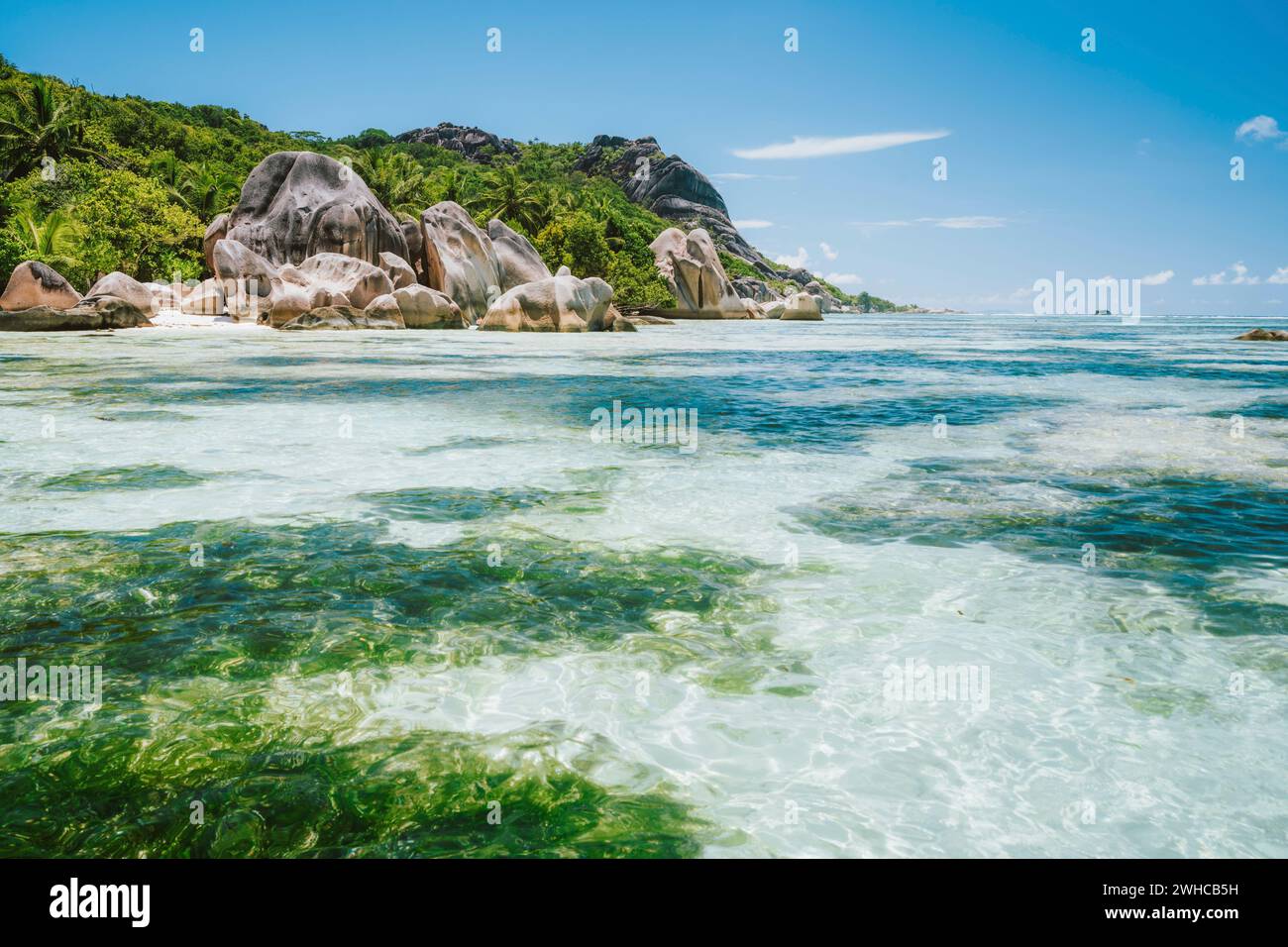 Insel La Digue, Seychellen. Weltberühmter paradiesischer Strand Anse Source d'Argent mit seichter blauer Lagune, Felsbrocken aus Granit. Stockfoto