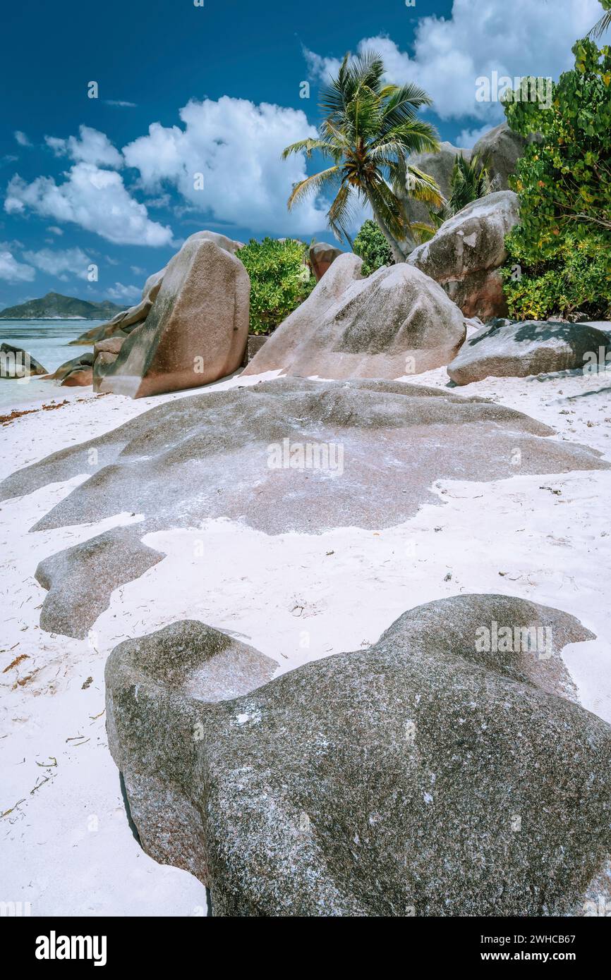 Tropischer Strand mit Granit-Felsbrocken auf den Seychellen. Reise, exotischer Tourismus und Natur Konzept Hintergrund. Stockfoto