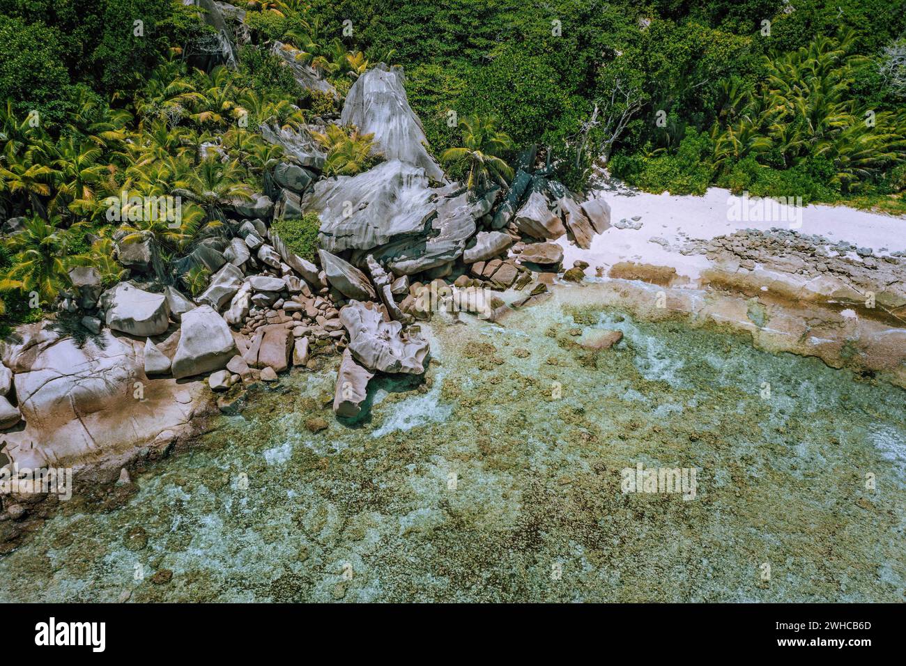 Abgeschiedenen tropischen exotischen Strand mit einer Lagune, Kokosnuss Palmen, felsige Küste und. Stockfoto