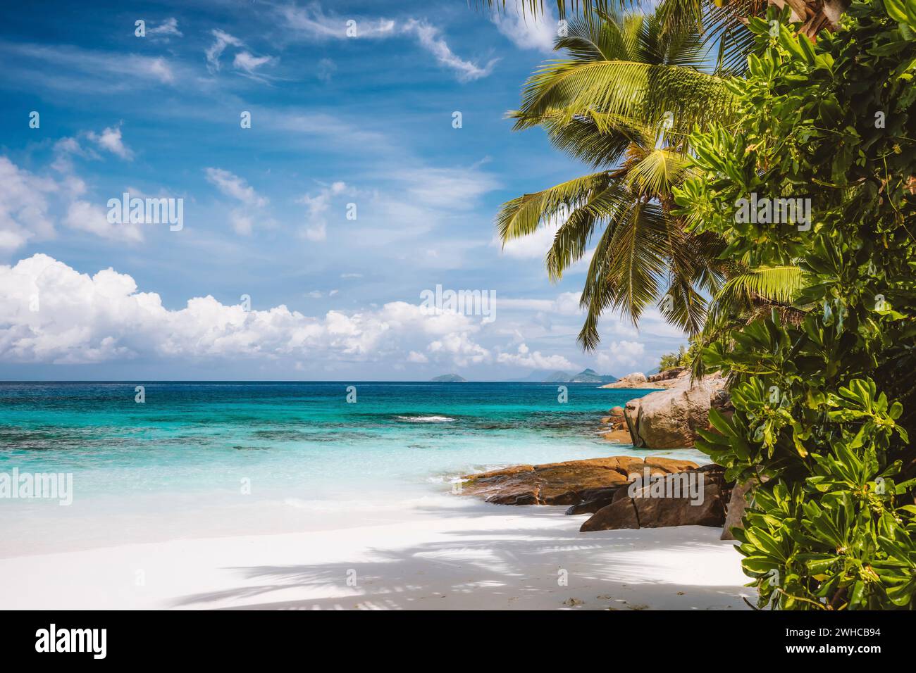 Ein leerer exotischer tropischer Sandstrand auf Mahe Island, Seychellen Inseln. Berühmtes Urlaubsziel in der Sommersaison. Stockfoto