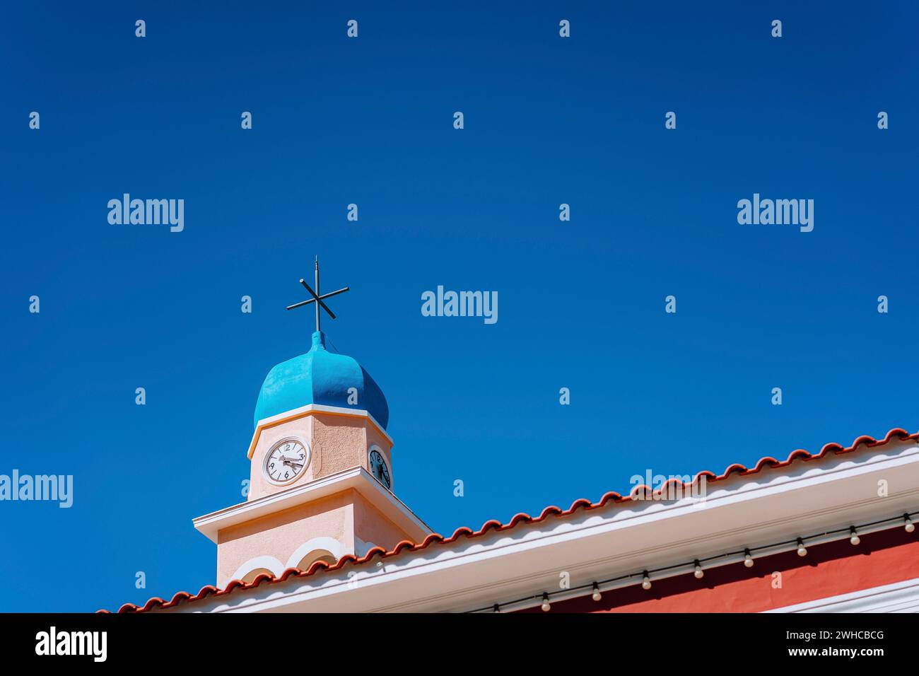 Kirchturm gegen blauen Himmel auf der Insel Kefalonia, Griechenland. Sommerferiensaison. Stockfoto
