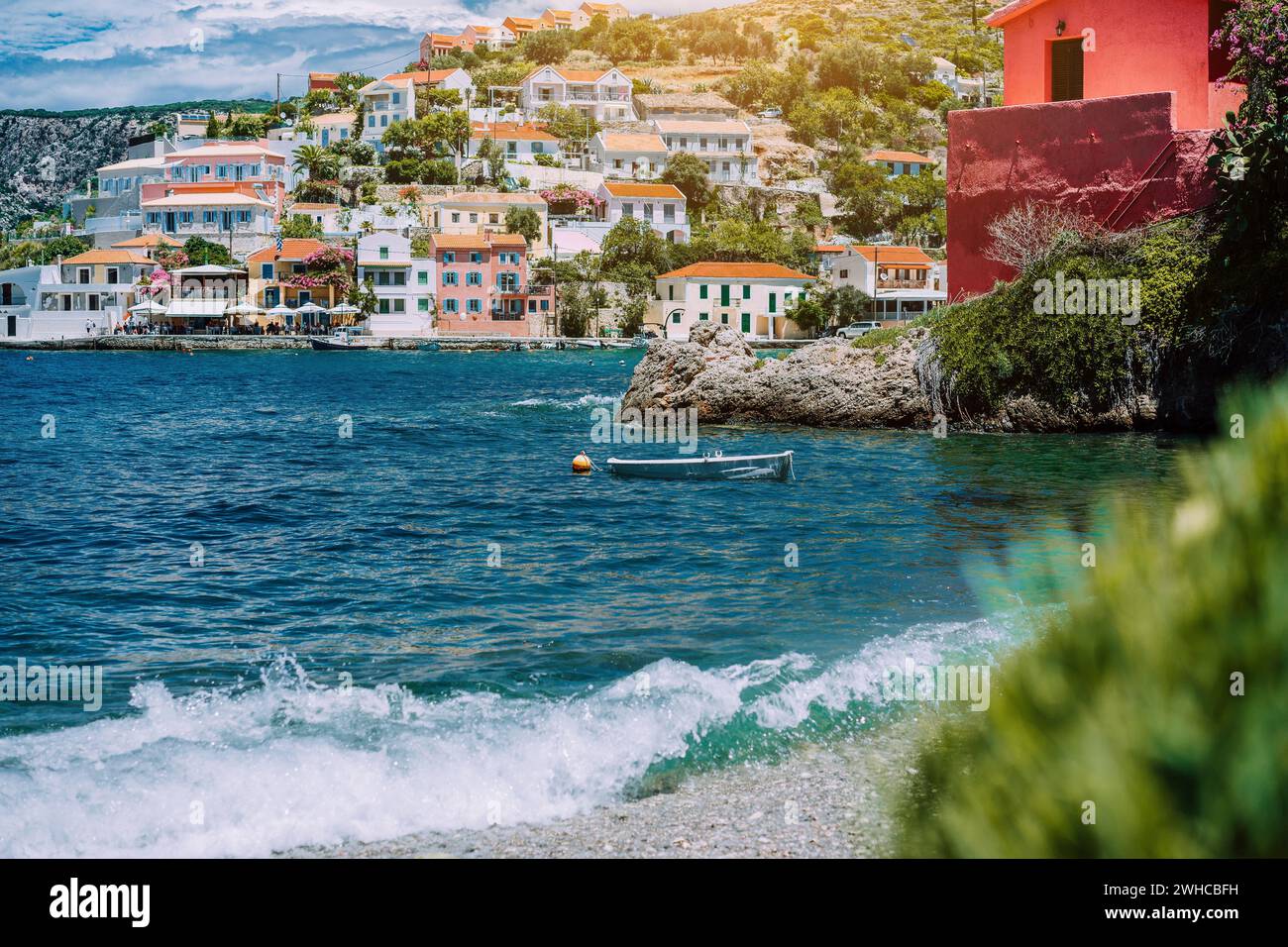 Sommerurlaub Landschaft. Mittelmeerstadt Assos auf Kefalonia in Griechenland. Blick auf den wunderschönen Strand und farbige Häuser. Stockfoto