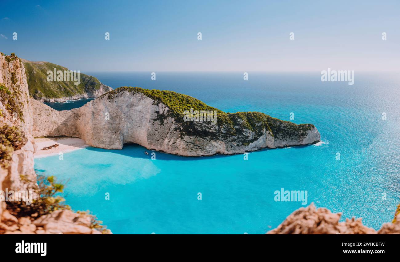 Panoramablick auf den Strand von Navagio, Insel Zakynthos, Griechenland. Breite Shipwreck Bucht mit türkisfarbenem Wasser und weißem Sandstrand. Berühmte Wahrzeichen Lage in der Welt. Stockfoto