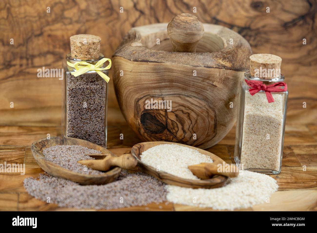 Flohsamen und Flohschalen auf Olivenholz Stockfoto