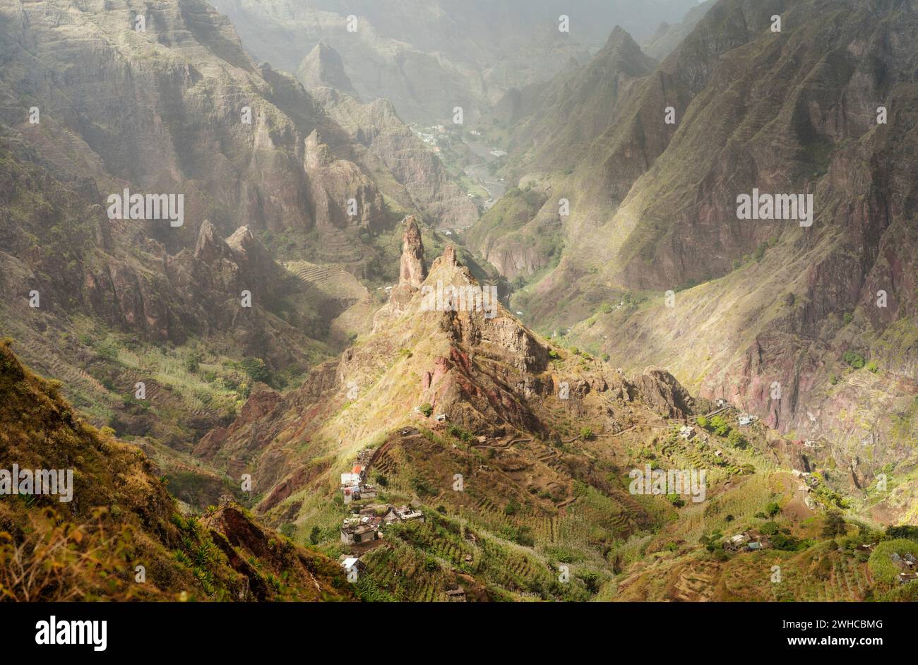 Santo Antao, Kap Verde. Berggipfel im ariden Xo-Xo-Tal. Malerische beeindruckende Berglandschaften. Stockfoto