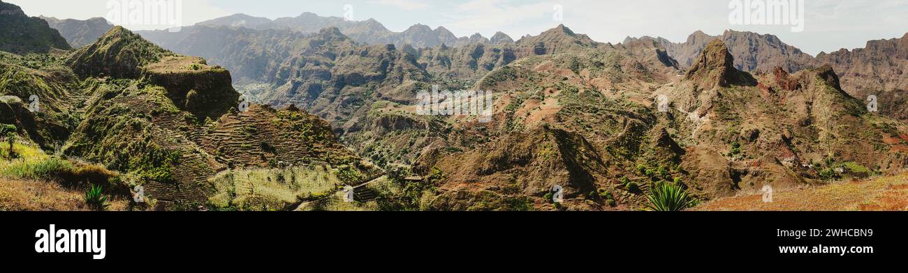 Herrliche Panoramasicht auf riesige karge Berggipfel, Klippen und Schluchten trockener Wüstenlandschaft. Ribeira Grande. Insel Santo Antao, Kap Verde. Stockfoto