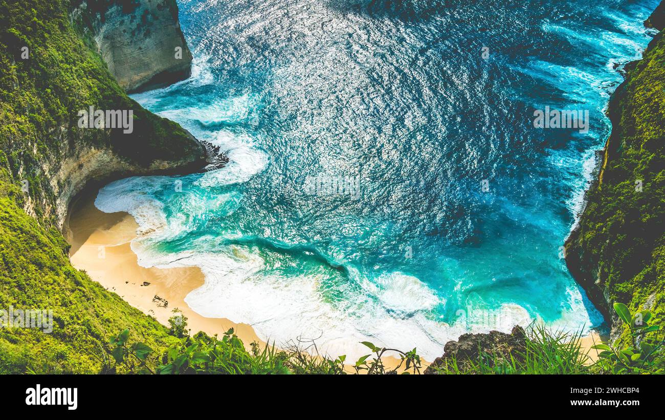 Manta Bay oder Kelingking Beach mit riesigen Wellen am Strand auf Nusa Penida Island, Bali, Indonesien. Stockfoto