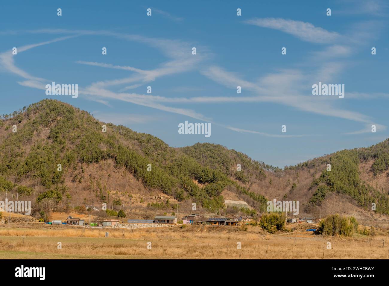 Landschaft des ländlichen Tals mit Bergen und Himmel im Hintergrund Stockfoto