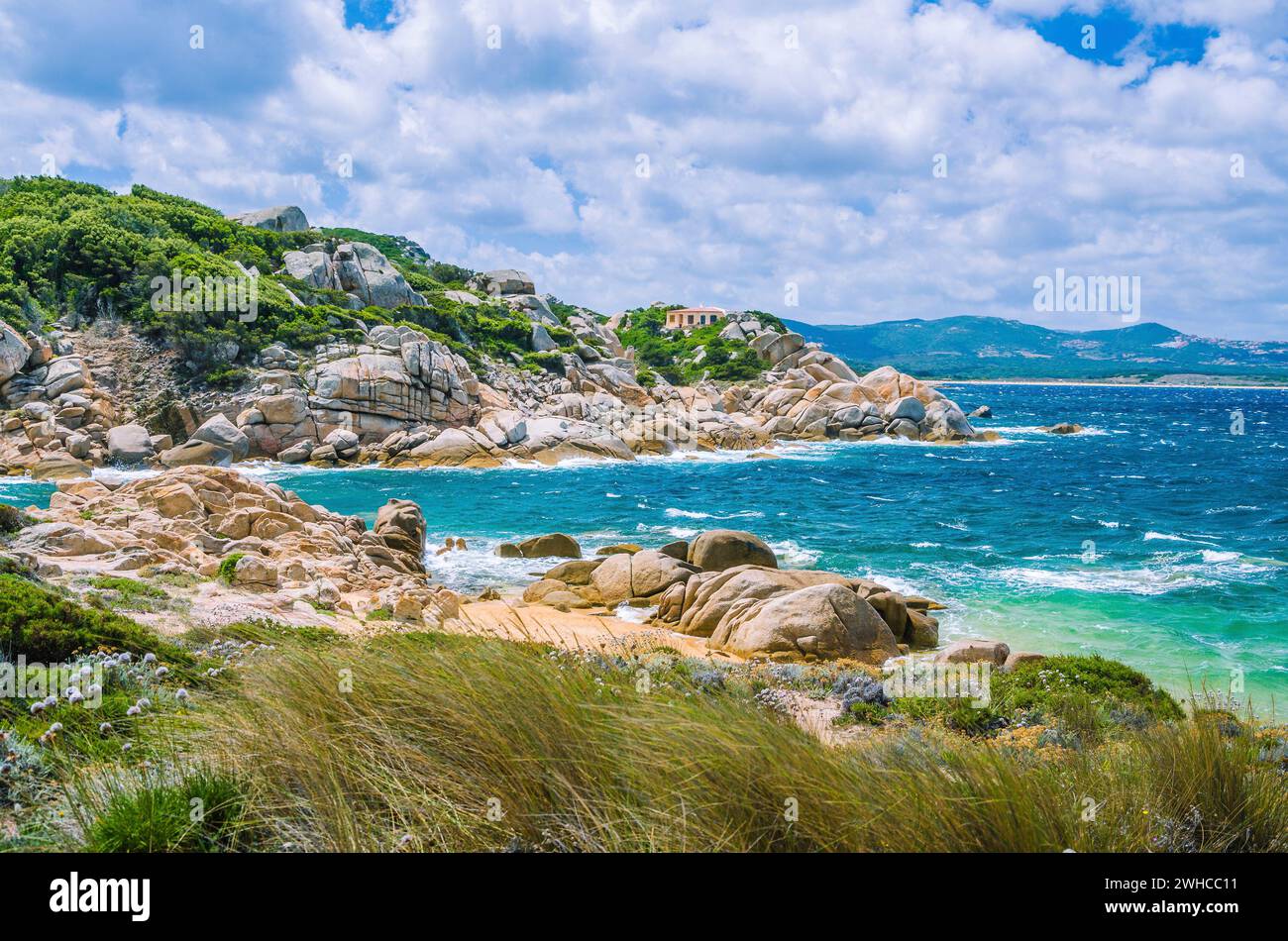 Windige Küstenlinie mit Granitfelsen in der Nähe der Costa Serena, Sardinien, Italien. Stockfoto