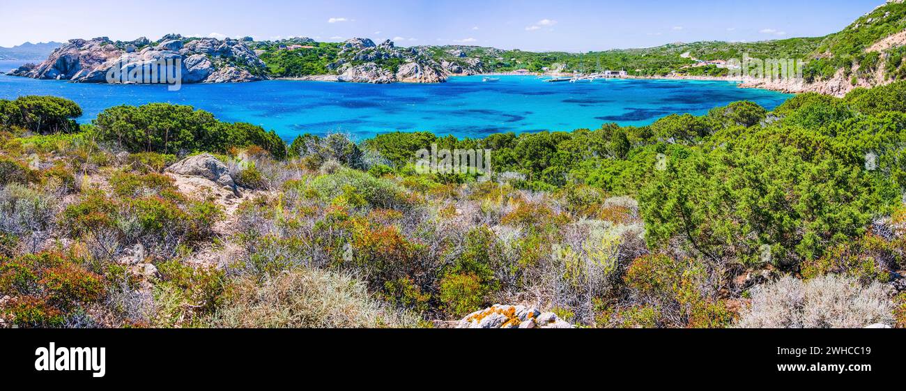 Meer, die Bucht mit azurblauen Wasser umgeben von Felsen auf der Insel Küste von La Maddalena, Sardinien, Italien. Stockfoto