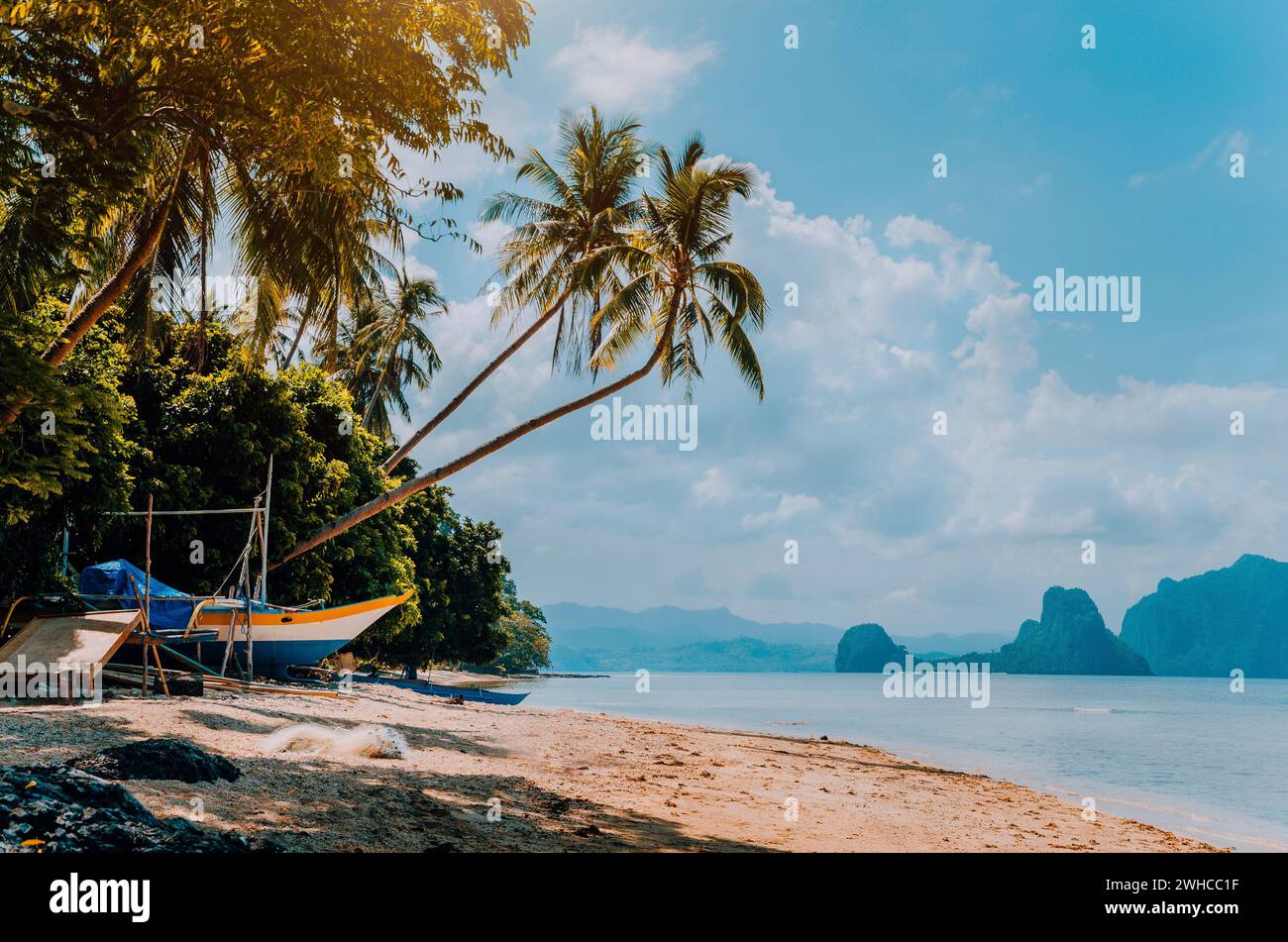 Banca Boot an Ufer unter Palmen.tropische Insel landschaftlich reizvolle Landschaft. El-Nido, Palawan, Philippinen, Südost-Asien Stockfoto
