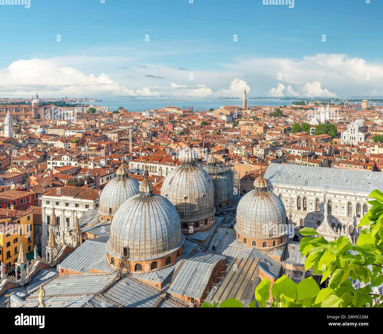 Aus der Vogelperspektive auf die Markusbasilika in Venedig, Italien Stockfoto