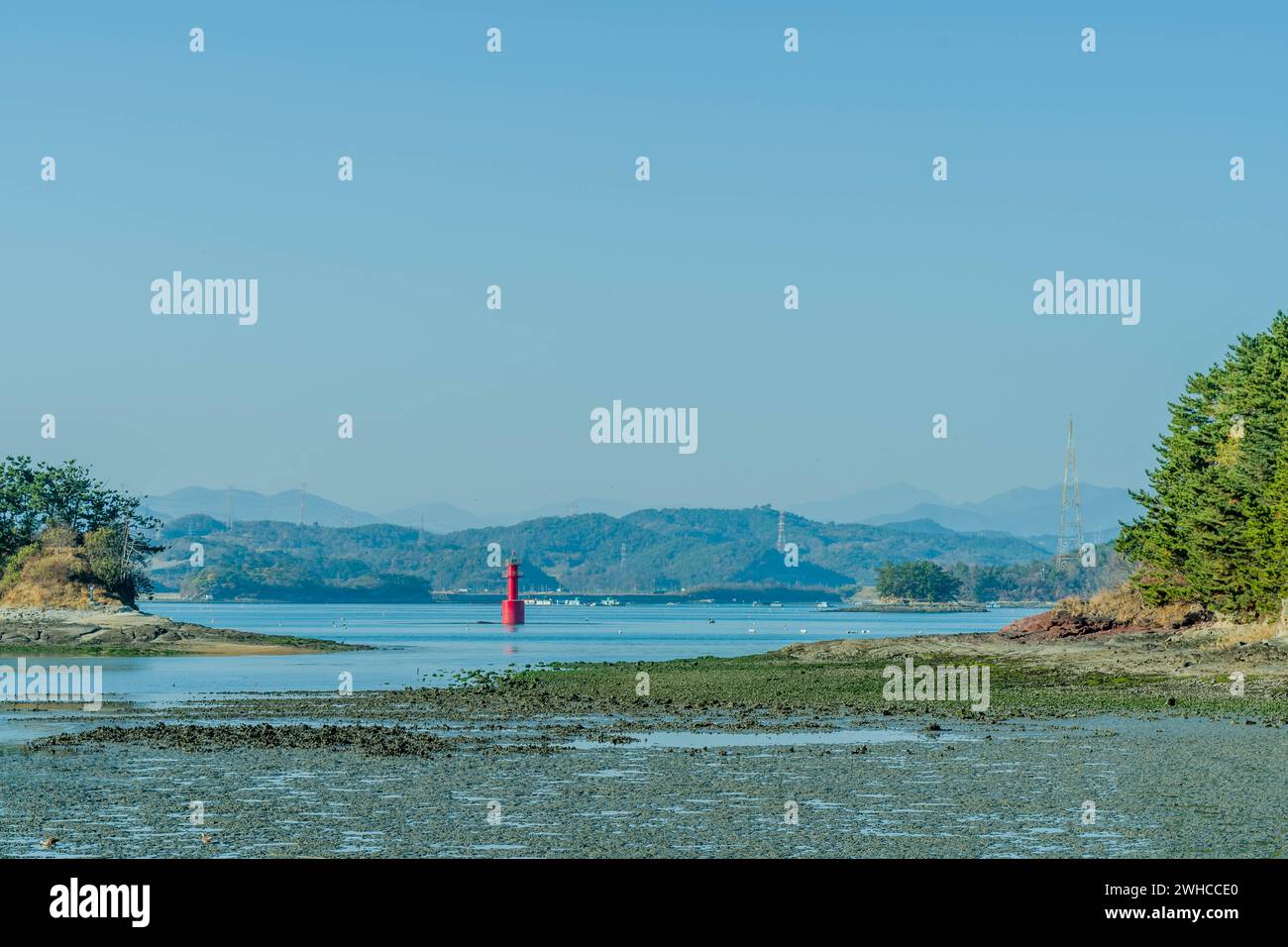 Rotes Kanalmarkierungssignal zwischen zwei Inseln bei Ebbe in Südkorea Stockfoto