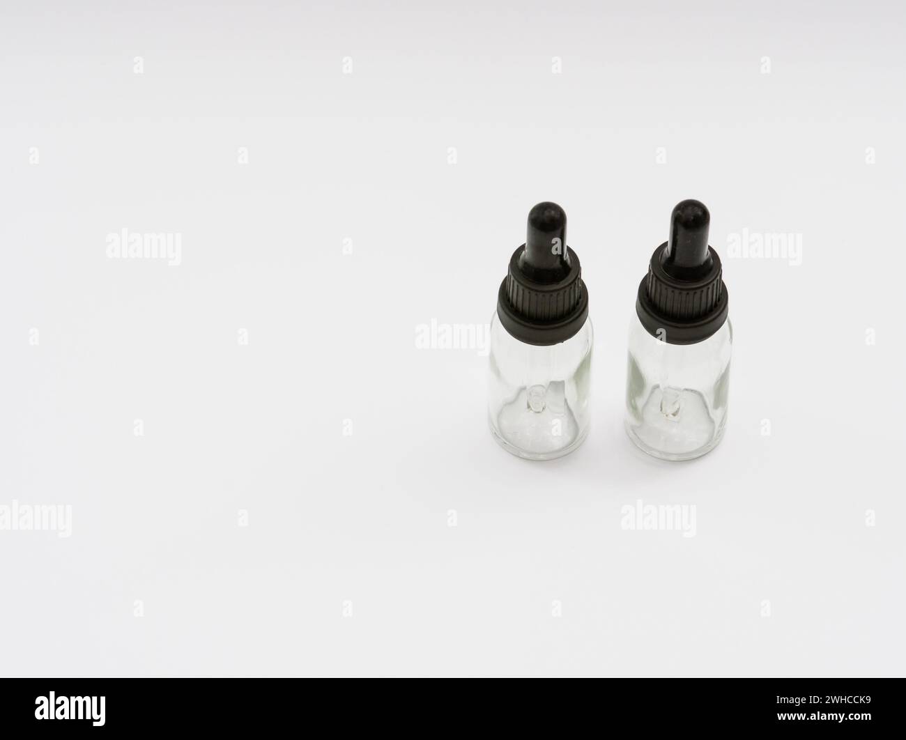 Zwei Tropfflaschen aus Glas, isoliert auf weißem Hintergrund Stockfoto