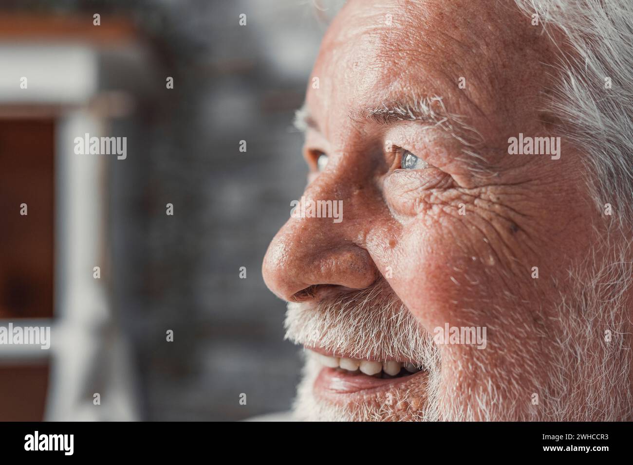 Ein hübscher älterer Mann, der die Kamera anstarrt, fühlt sich glücklich an, wenn man das Gesicht aus der Nähe betrachtet. Senior Werbung professionelle Zahnklinik, Zahnreparatur und Check-up Dienstleistungen, Krankenversicherung Abdeckung für ältere Konzept Stockfoto