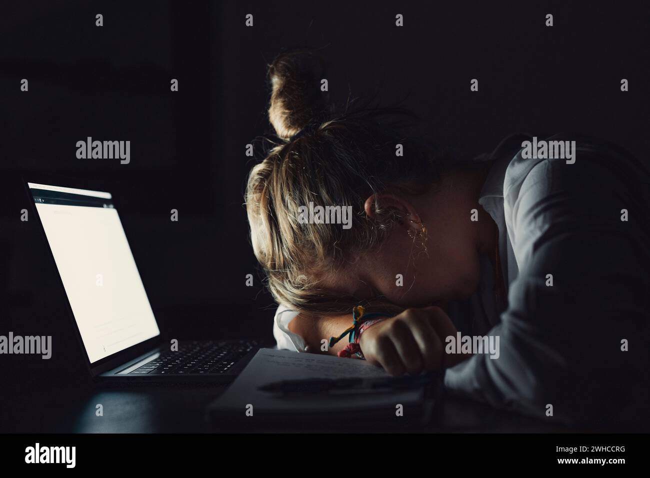 Müde Teenager Mädchen kaukasische Universitätsstudentin schlafen erschöpft nach schwieriger Lernprüfung, beraubte faule junge Frau, die schläft, sitzen am Schreibtisch und fühlen sich müde, wenn sie ein Nickerchen dösen, gelangweilt vom Studienkonzept Stockfoto