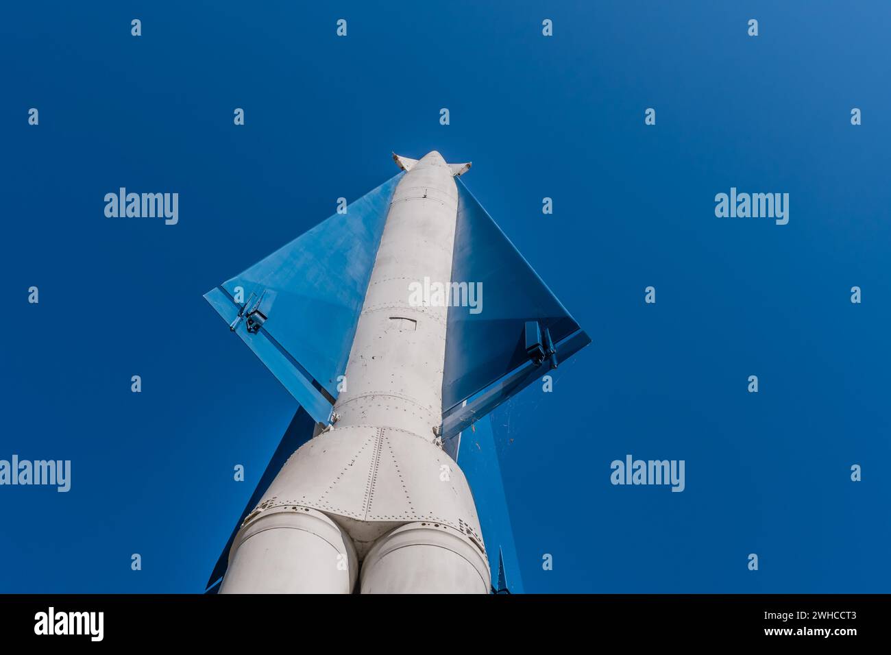 Vertikale Ansicht der Oberfläche-Luft-Rakete, die zum blauen Himmel im Hintergrund zeigt Stockfoto