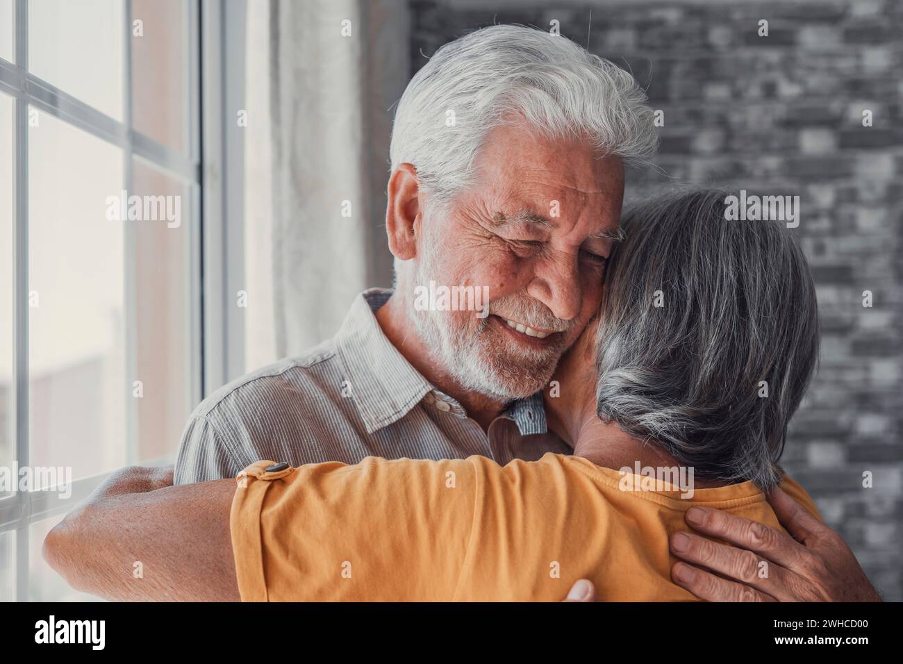 Glückliches, reifes verliebtes Ehepaar, das grauen, lachenden Ehemann und Ehefrau mit geschlossenen Augen, horizontalem Banner, lächelnde Familie mittleren Alters, die zärtliche Momente genießt, glückliche Ehe, aufrichtige Gefühle Stockfoto
