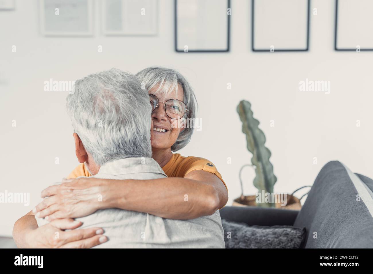 Glückliches, reifes verliebtes Ehepaar, das grauen, lachenden Ehemann und Ehefrau mit geschlossenen Augen, horizontalem Banner, lächelnde Familie mittleren Alters, die zärtliche Momente genießt, glückliche Ehe, aufrichtige Gefühle Stockfoto