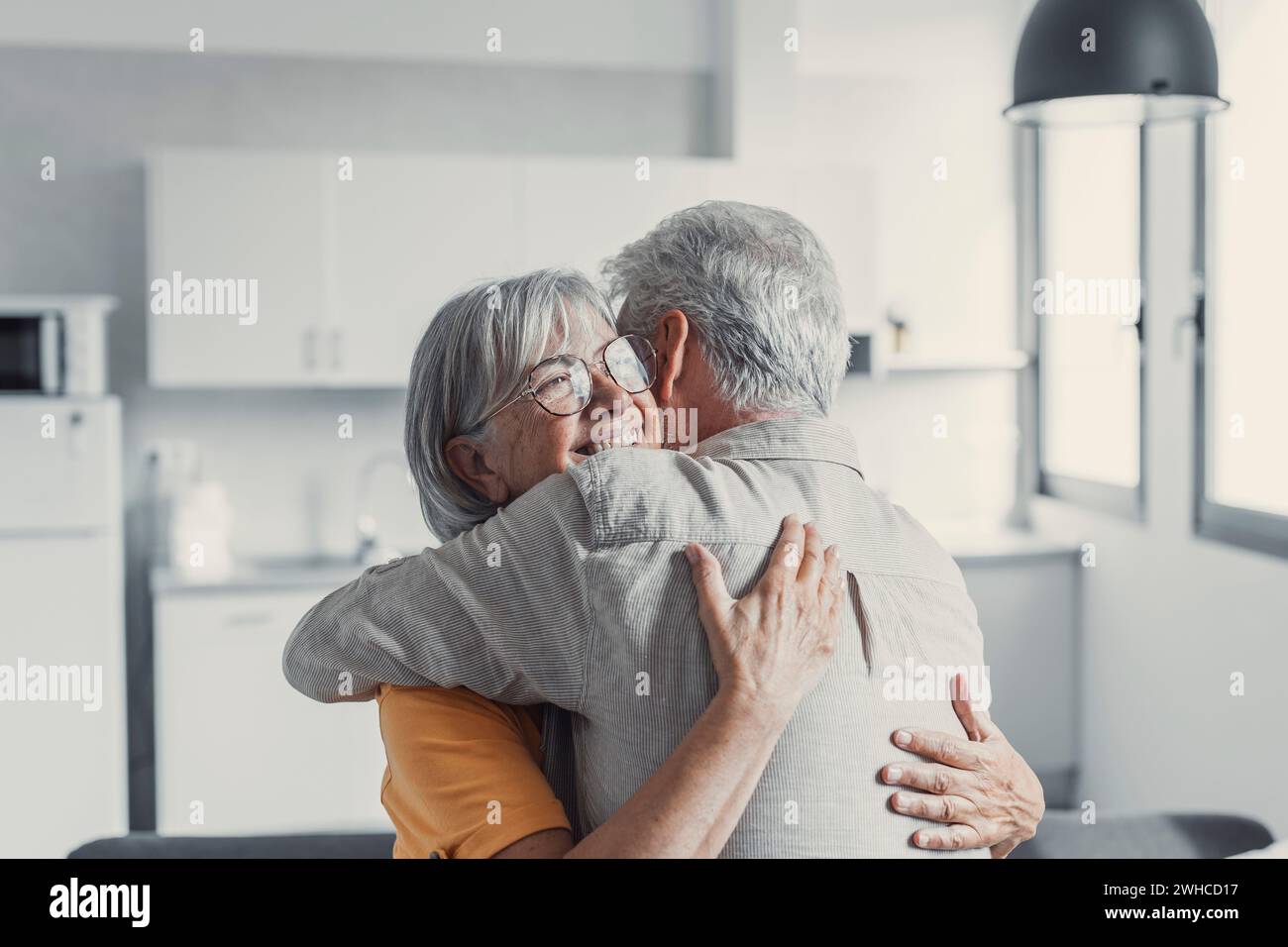 Glückliches, reifes verliebtes Ehepaar, das grauen, lachenden Ehemann und Ehefrau mit geschlossenen Augen, horizontalem Banner, lächelnde Familie mittleren Alters, die zärtliche Momente genießt, glückliche Ehe, aufrichtige Gefühle Stockfoto