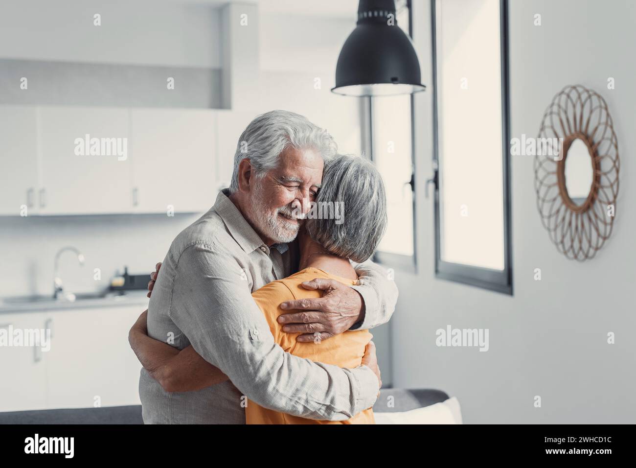 Glückliches, reifes verliebtes Ehepaar, das grauen, lachenden Ehemann und Ehefrau mit geschlossenen Augen, horizontalem Banner, lächelnde Familie mittleren Alters, die zärtliche Momente genießt, glückliche Ehe, aufrichtige Gefühle Stockfoto