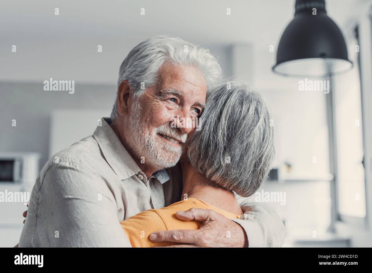 Glückliches, reifes verliebtes Ehepaar, das grauen, lachenden Ehemann und Ehefrau mit geschlossenen Augen, horizontalem Banner, lächelnde Familie mittleren Alters, die zärtliche Momente genießt, glückliche Ehe, aufrichtige Gefühle Stockfoto