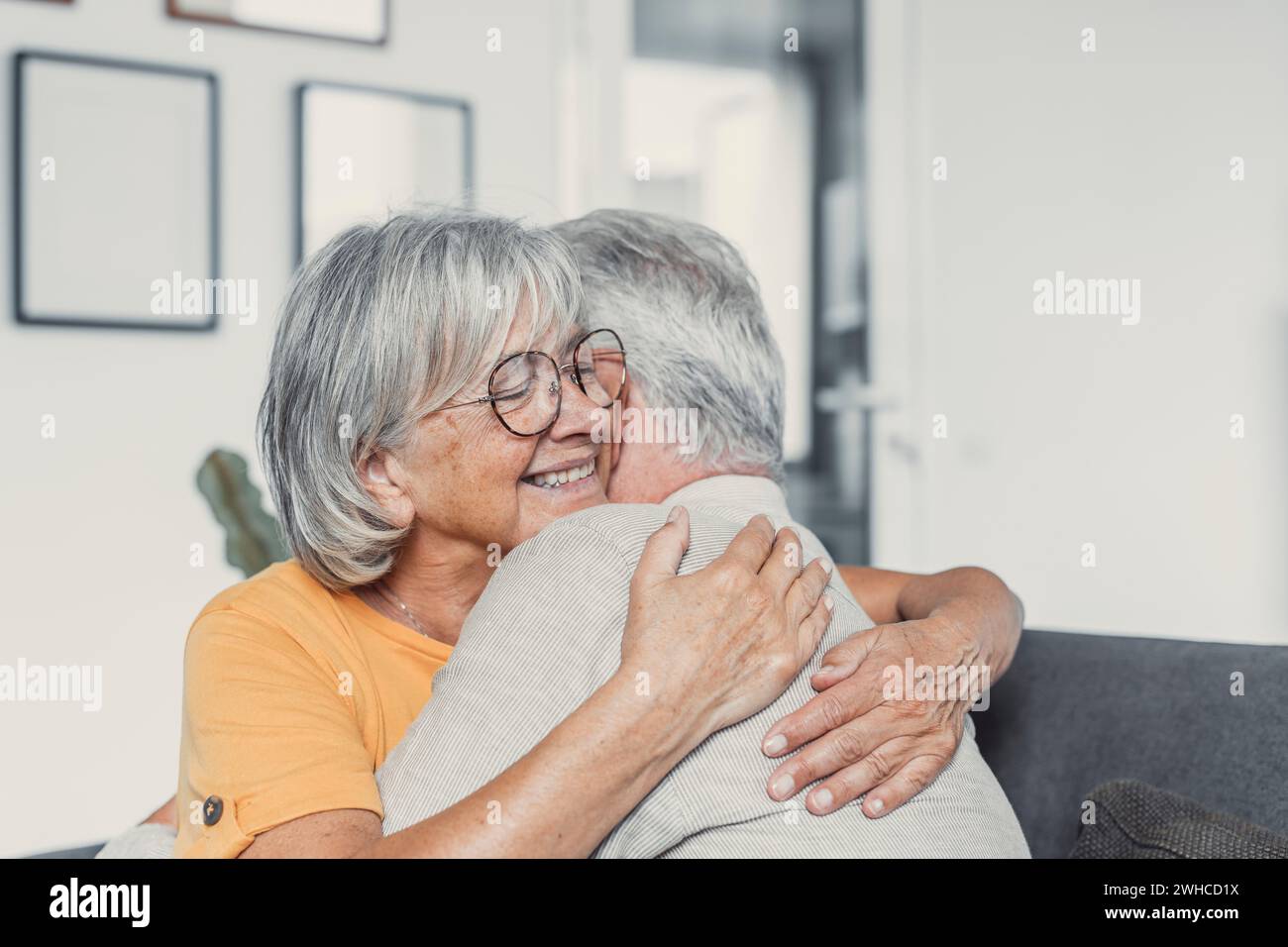 Glückliches, reifes verliebtes Ehepaar, das grauen, lachenden Ehemann und Ehefrau mit geschlossenen Augen, horizontalem Banner, lächelnde Familie mittleren Alters, die zärtliche Momente genießt, glückliche Ehe, aufrichtige Gefühle Stockfoto