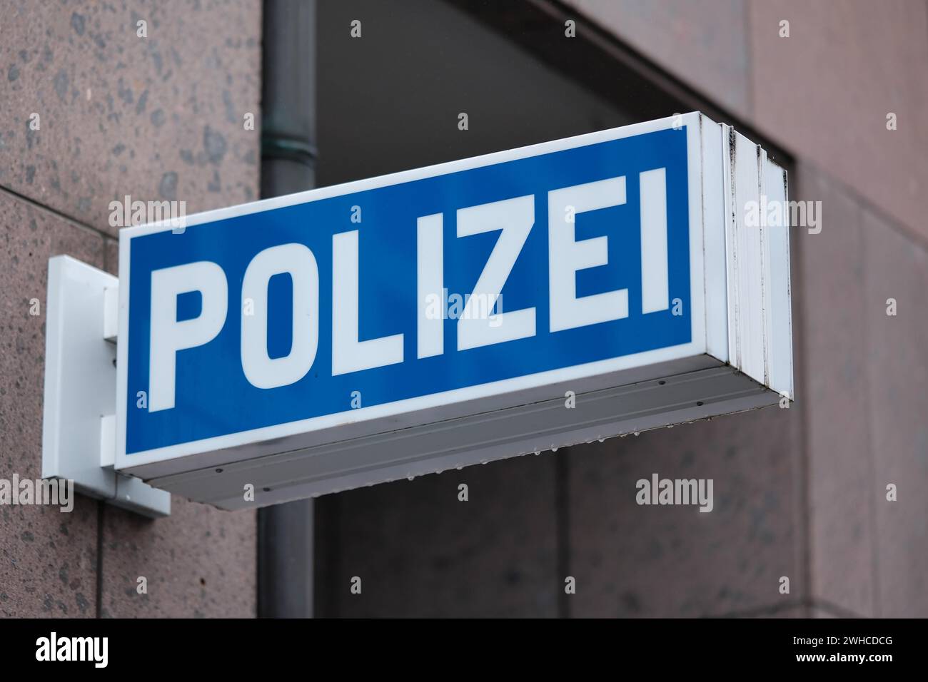 Polizeischild mit verschwommenem Hintergrund, Düsseldorf, Deutschland Stockfoto