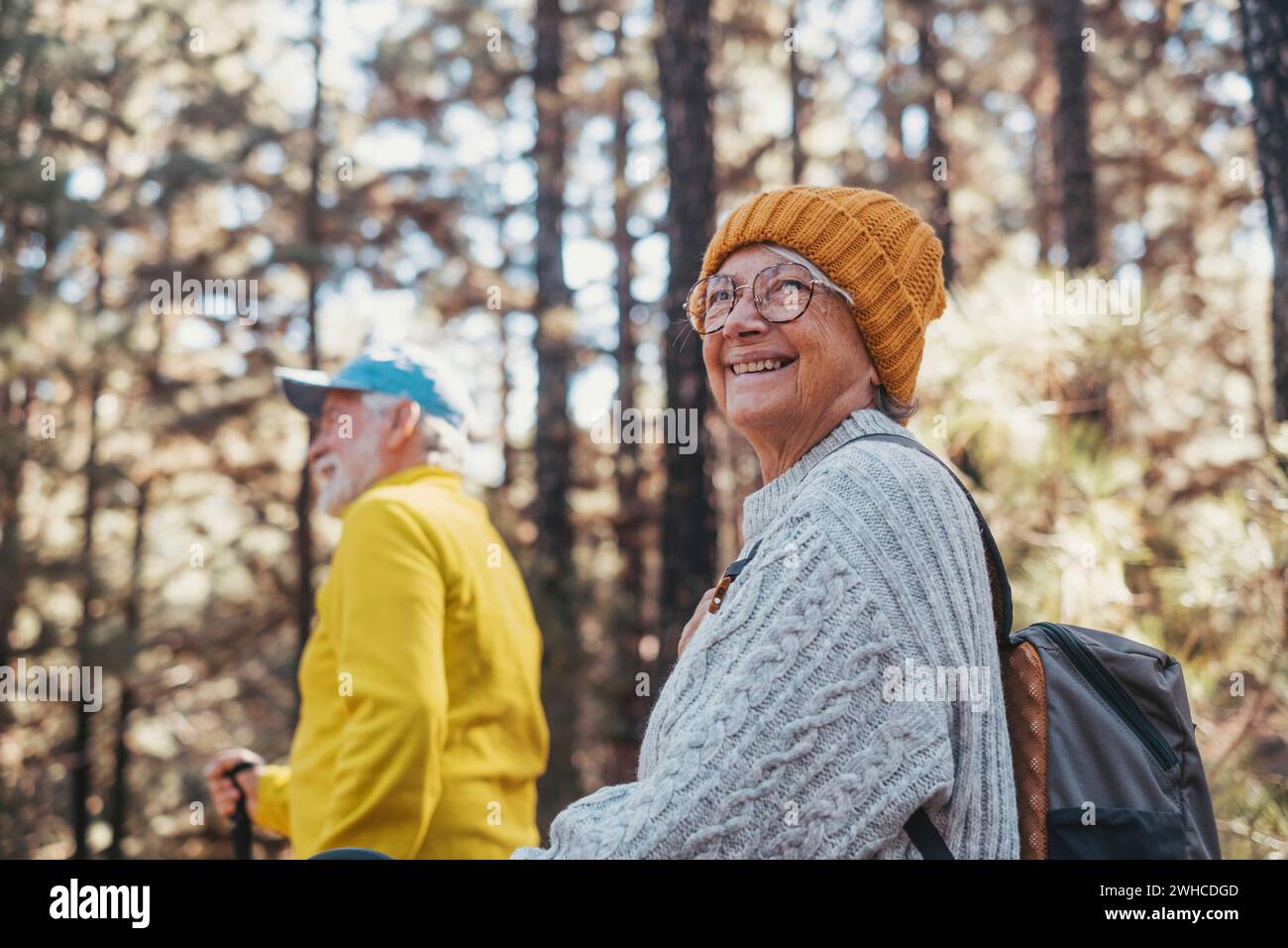 Porträt Nahaufnahme einer fröhlich lächelnden Frau mittleren Alters, die mit ihrem Mann spaziert und Freizeit und Natur genießt. Aktive, schöne Senioren, die zusammen verliebt sind, an sonnigen Tagen. Stockfoto