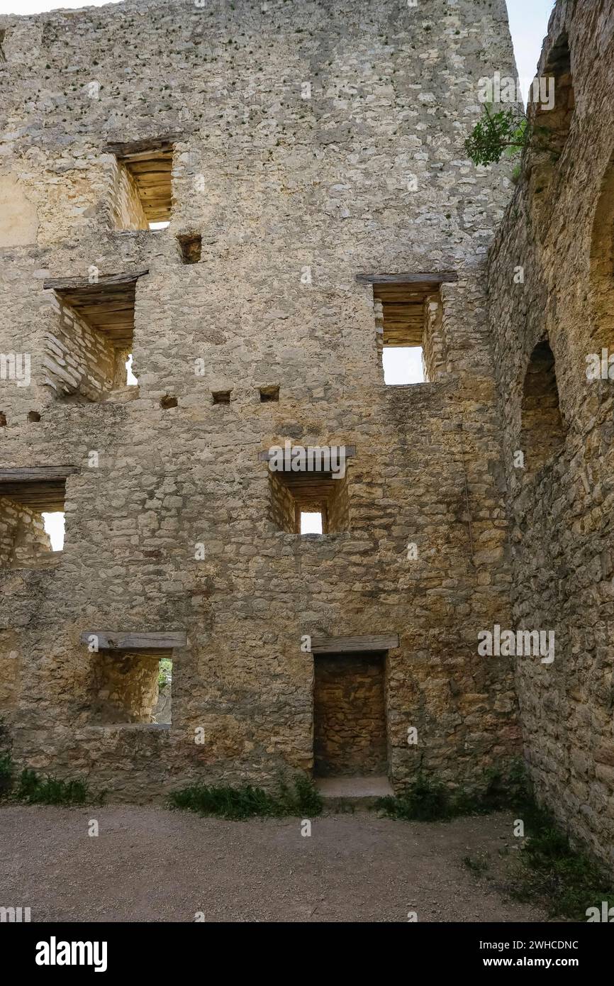 Ruine Reussenstein, Ruine einer Felsenburg oberhalb Neidlingen, Fels oberhalb des Neidlinger Tals, Ministerialburg der Herrschaft Teck, Mauer, Steine Stockfoto