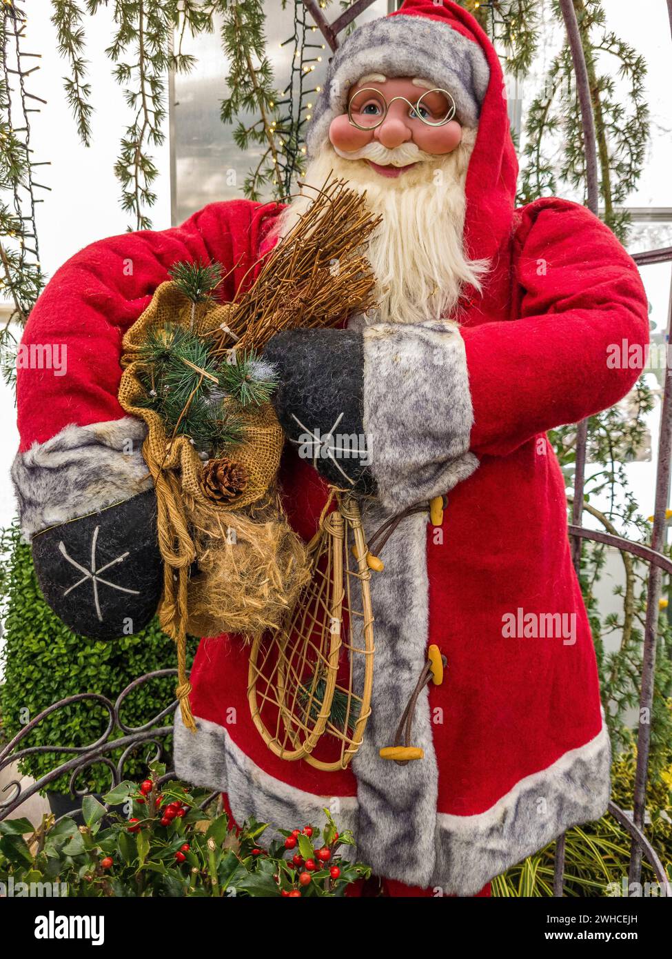 Weihnachtsdekoration, Weihnachtsmann-Figur mit rotem Mantel, Generative AI Stockfoto