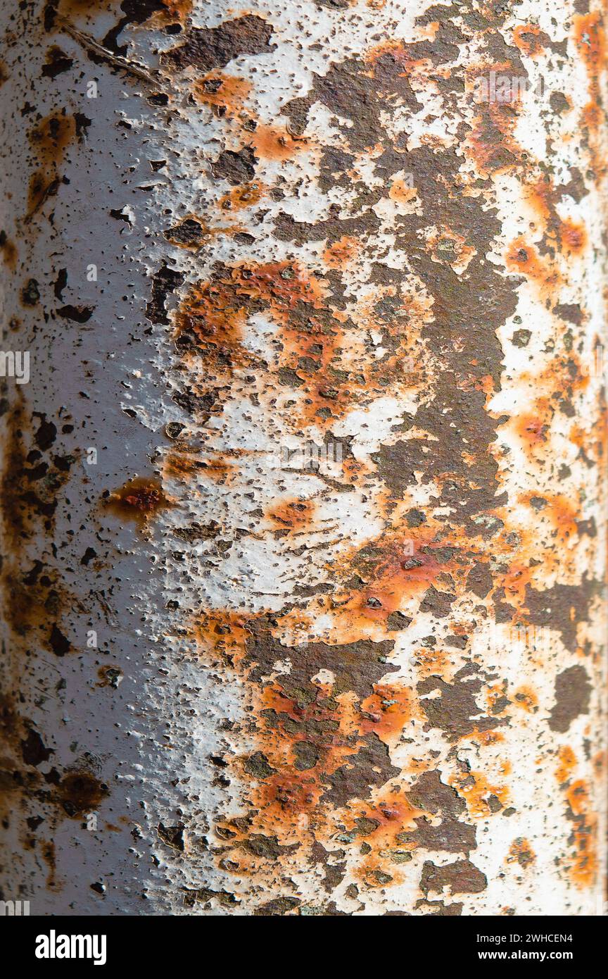 Altes rostiges Eisenblech. Nahaufnahme von rostigem Eisen, geeignet für die Hintergrundstruktur. Flacher Hintergrund für Text. Korrosion von Metall. Die Farbe hat ein altes Ich gesprengt Stockfoto