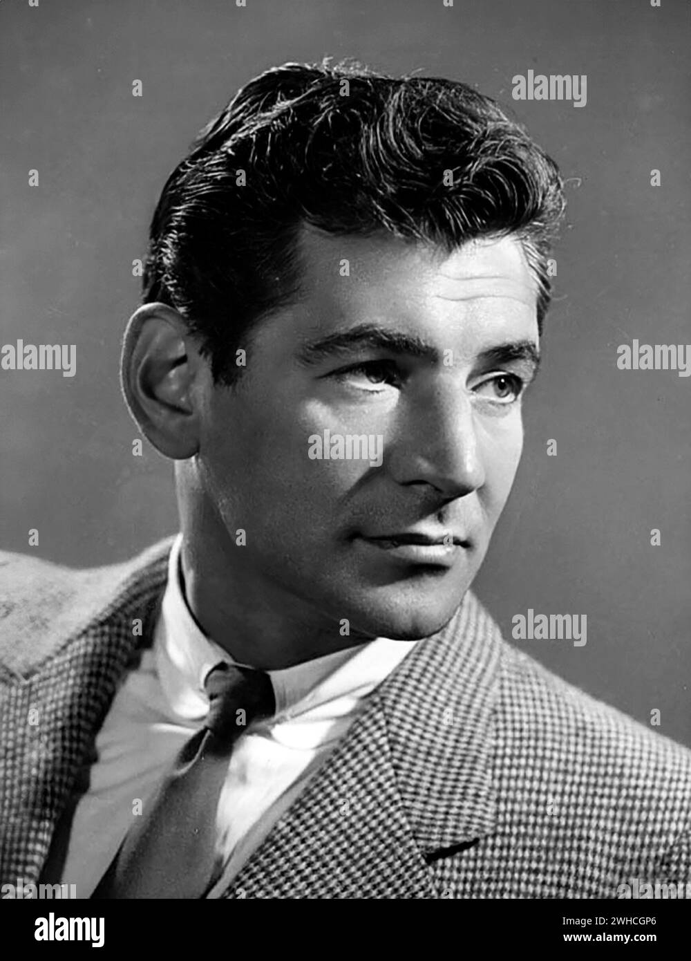 Leonard Bernstein. Porträt des amerikanischen Komponisten, Dirigenten und Pianisten Leonard Bernstein (* Louis Bernstein, 1918–1990), Werbefoto, 1950er Jahre Stockfoto