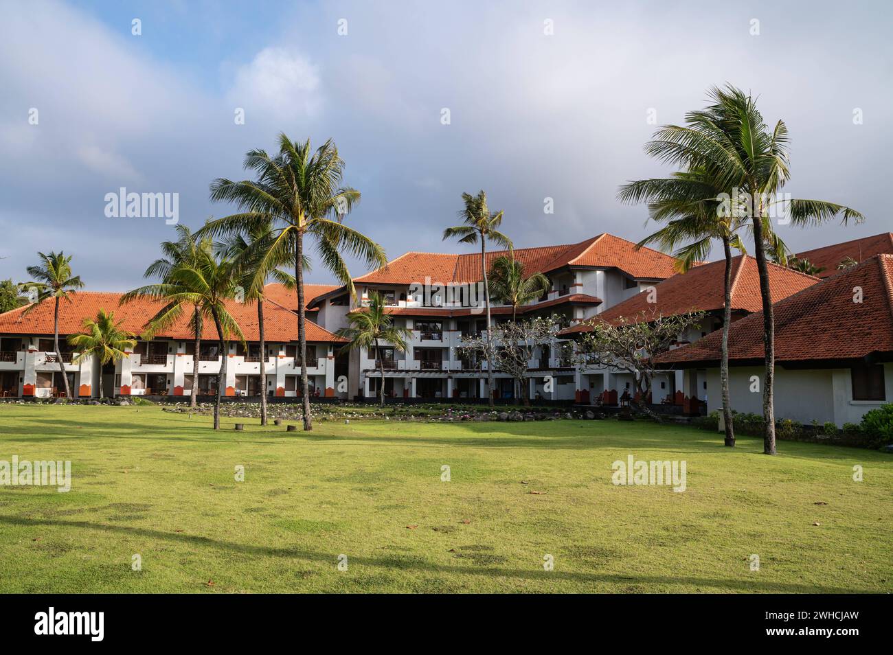 25.07.2023, Nusa Dua, Benoa, Bali, Indonesien, Asien - Aussenansicht der Hotelanlage Grand Hyatt Bali am Strand von Nusa Dua am suedlichen Zipfel der Insel. *** 25 07 2023, Nusa Dua, Benoa, Bali, Indonesien, Asien Außenansicht des Grand Hyatt Bali Hotelkomplexes am Strand von Nusa Dua an der Südspitze der Insel Stockfoto