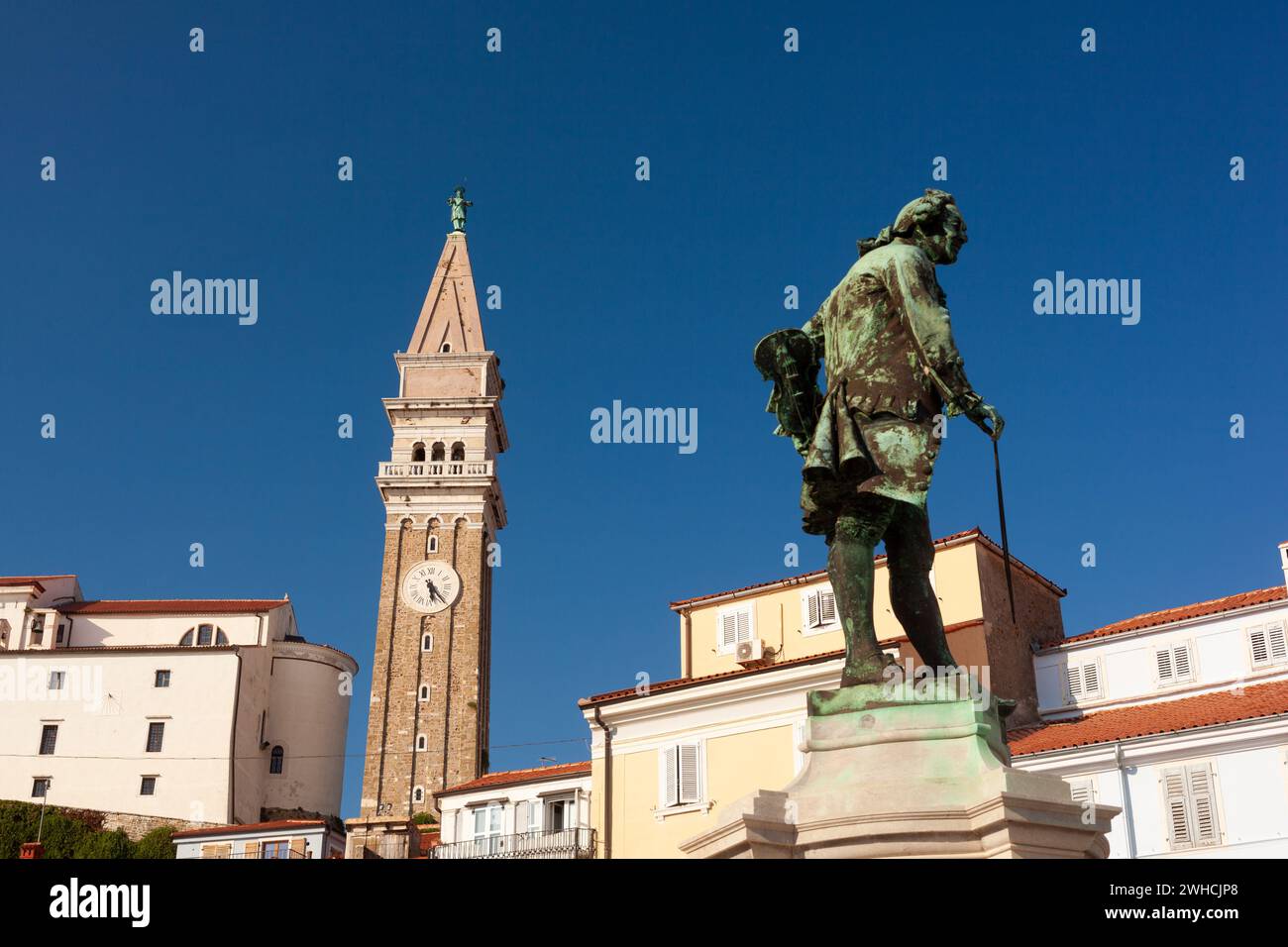 Statue des berühmten Geigers Giuseppe Tartini vor malerischer Kulisse des Tartini-Platzes in der bezaubernden Küstenstadt Piran, Slowenien, Europa Stockfoto