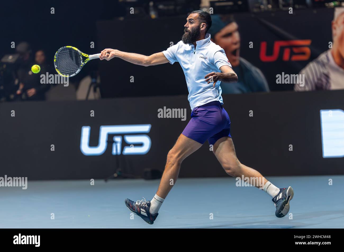 Oslo, Norwegen 09 Februar 2024 Benoit Paire aus Frankreich spielt einen Vorhandschuss gegen Andrey Rublev aus Russland während des Round Robin Ultimate Tennis Showdown Turniers in der Telenor Arena in Oslo, Norwegen Stockfoto