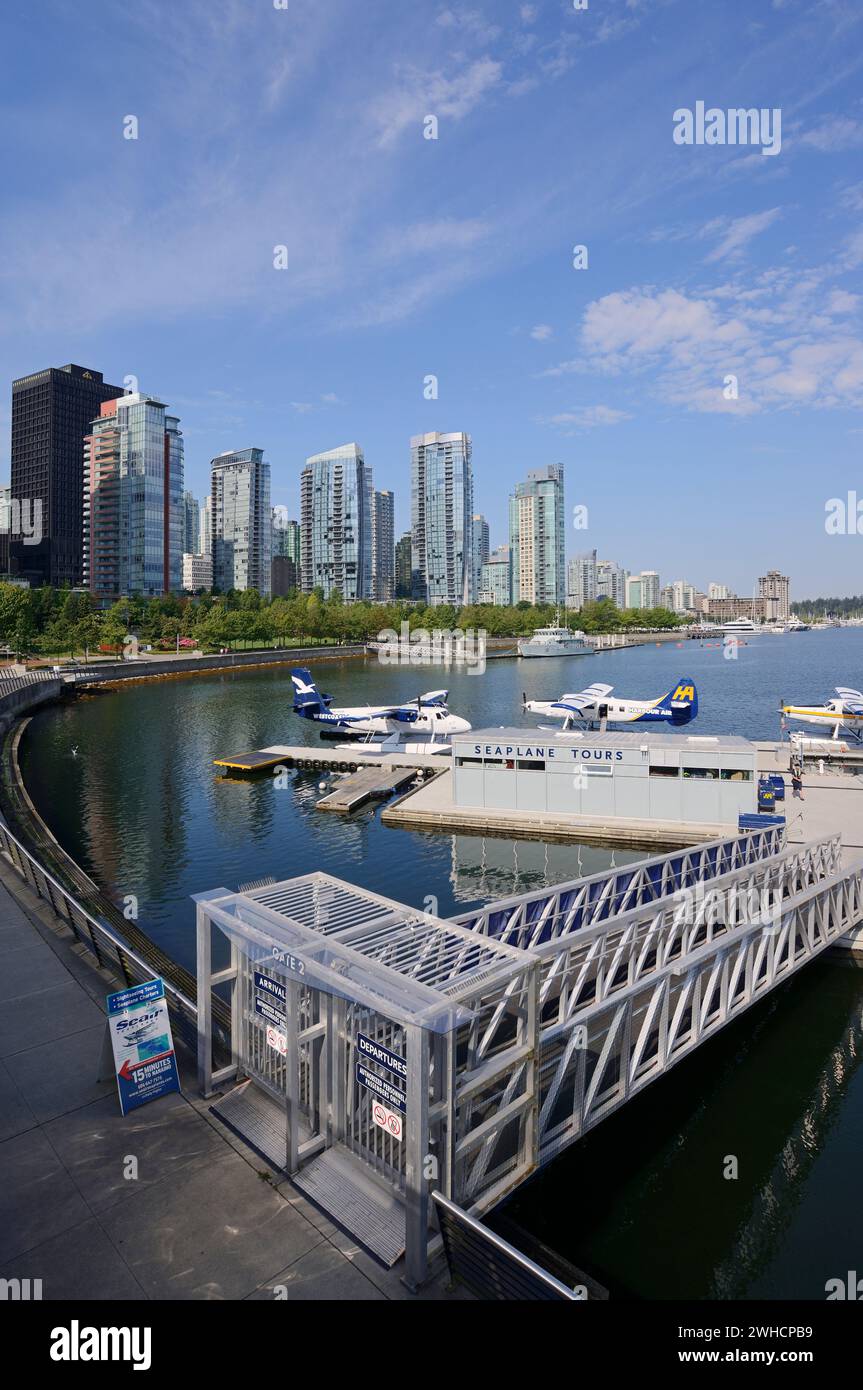 Wasserflugzeugterminal und Hochhäuser, Coal Harbour, Burrard Inlet, Vancouver, British Columbia, Kanada Stockfoto