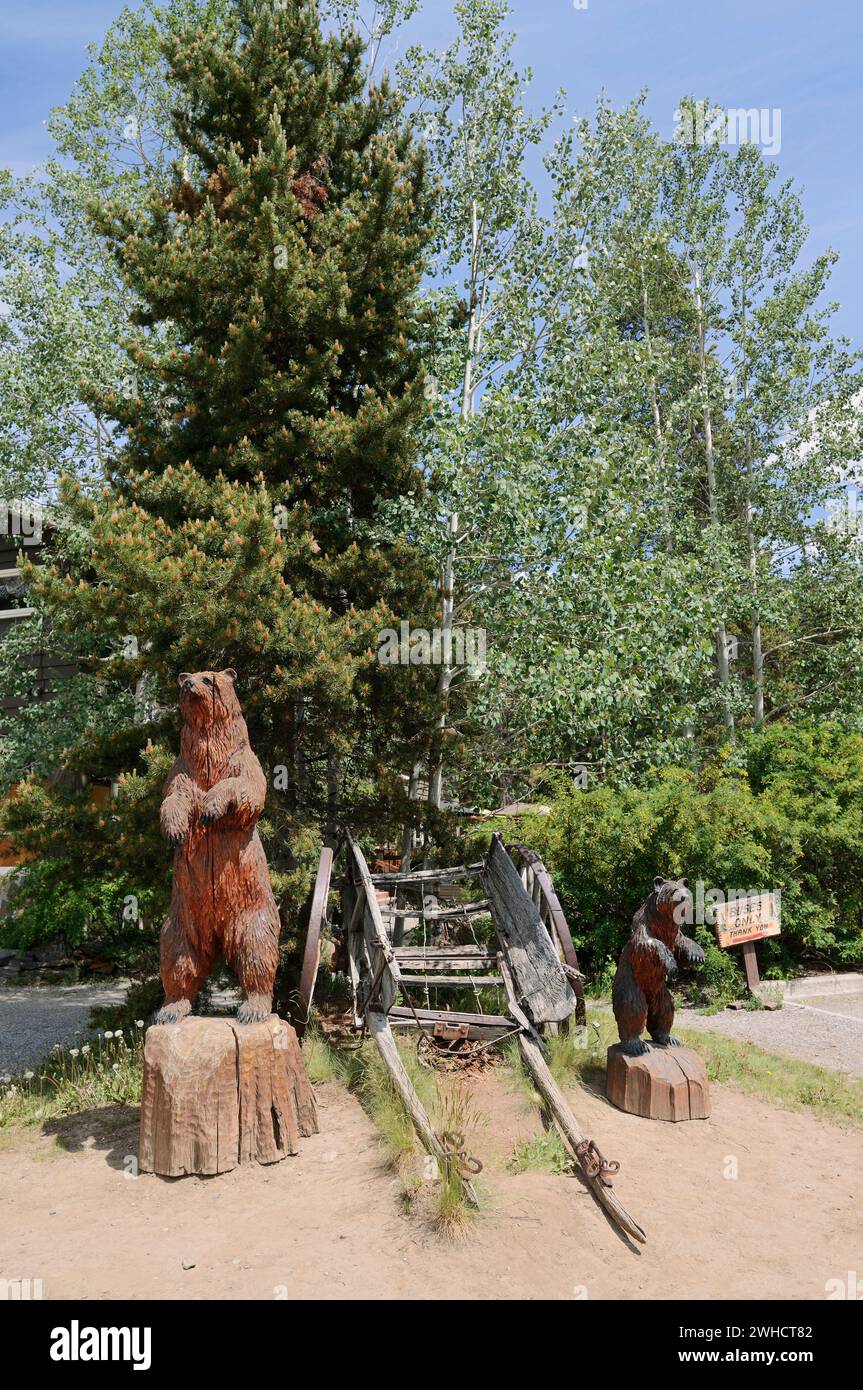 Holzbärenskulpturen, Eingang zum Johnston Canyon, Banff National Park, Alberta, Kanada Stockfoto