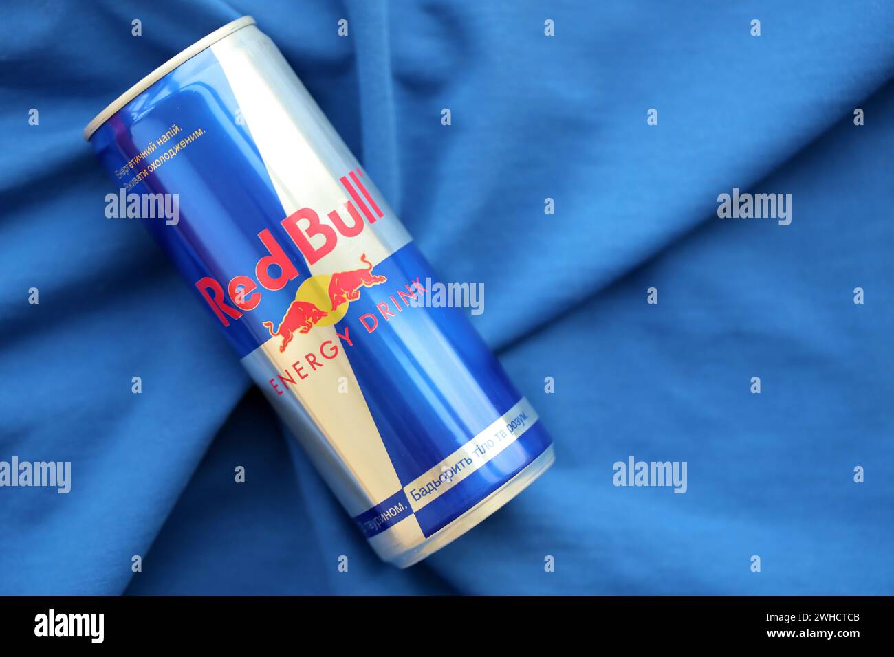 TERNOPIL, UKRAINE - 7. JULI 2023 Red Bull ENERGY Drink Aluminiumdose mit originellem Design Nahaufnahme Stockfoto