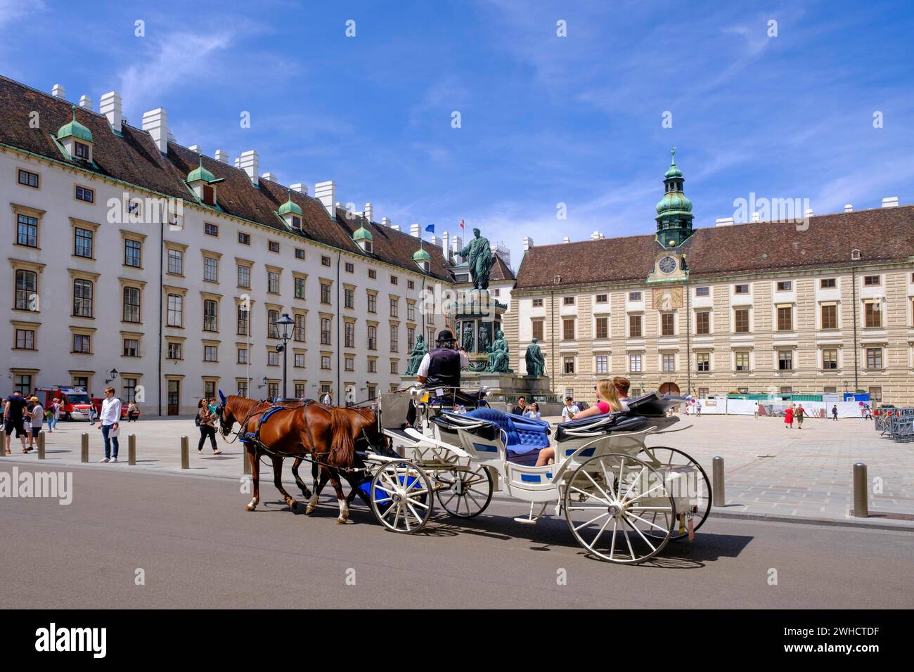 Pferdekutsche vor dem Kaiser-Franz-Denkmal, in der Burg, Hofburg, 1. Bezirk, Wien, Österreich, Europa Stockfoto