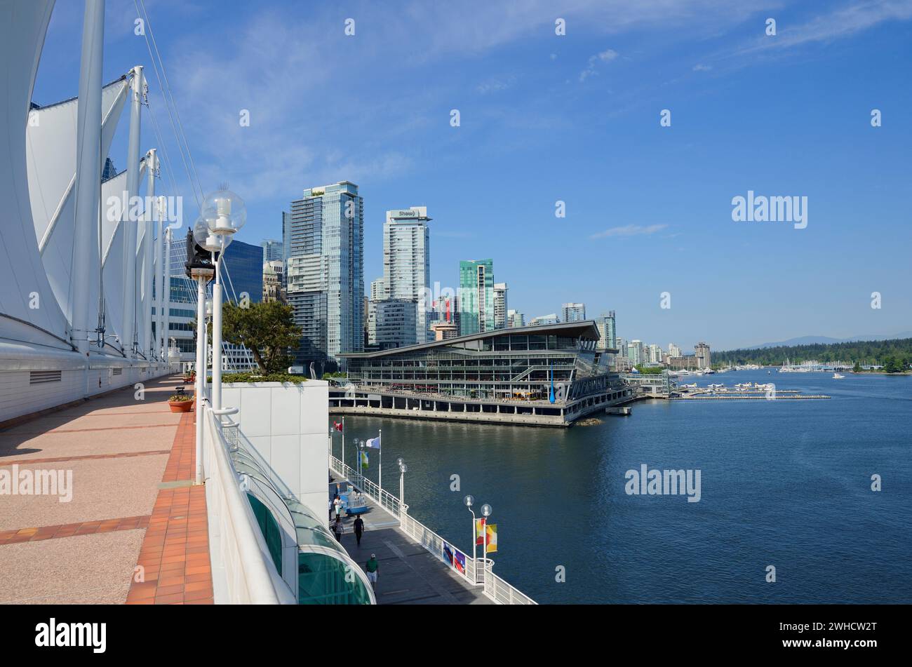 Canada Place und Wolkenkratzer, Burrard Inlet, Vancouver, British Columbia, Kanada Stockfoto