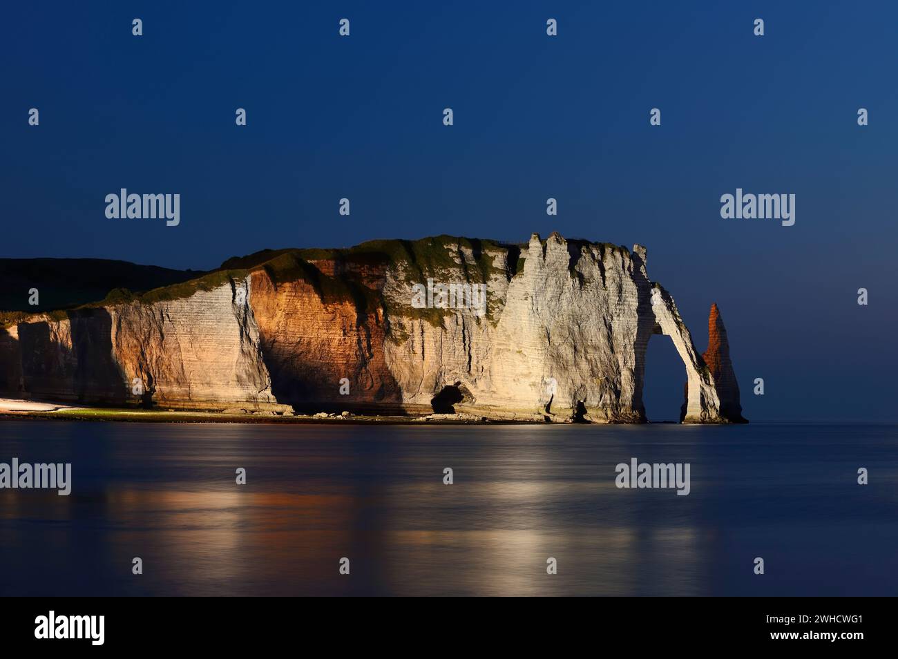 Steile Klippen mit dem Falaise d'Aval Felsentor und der Aiguille díEtretat Felsnadel bei Nacht, Etretat, Alabasterküste, seine-Maritime, Normandie, Frankreich Stockfoto