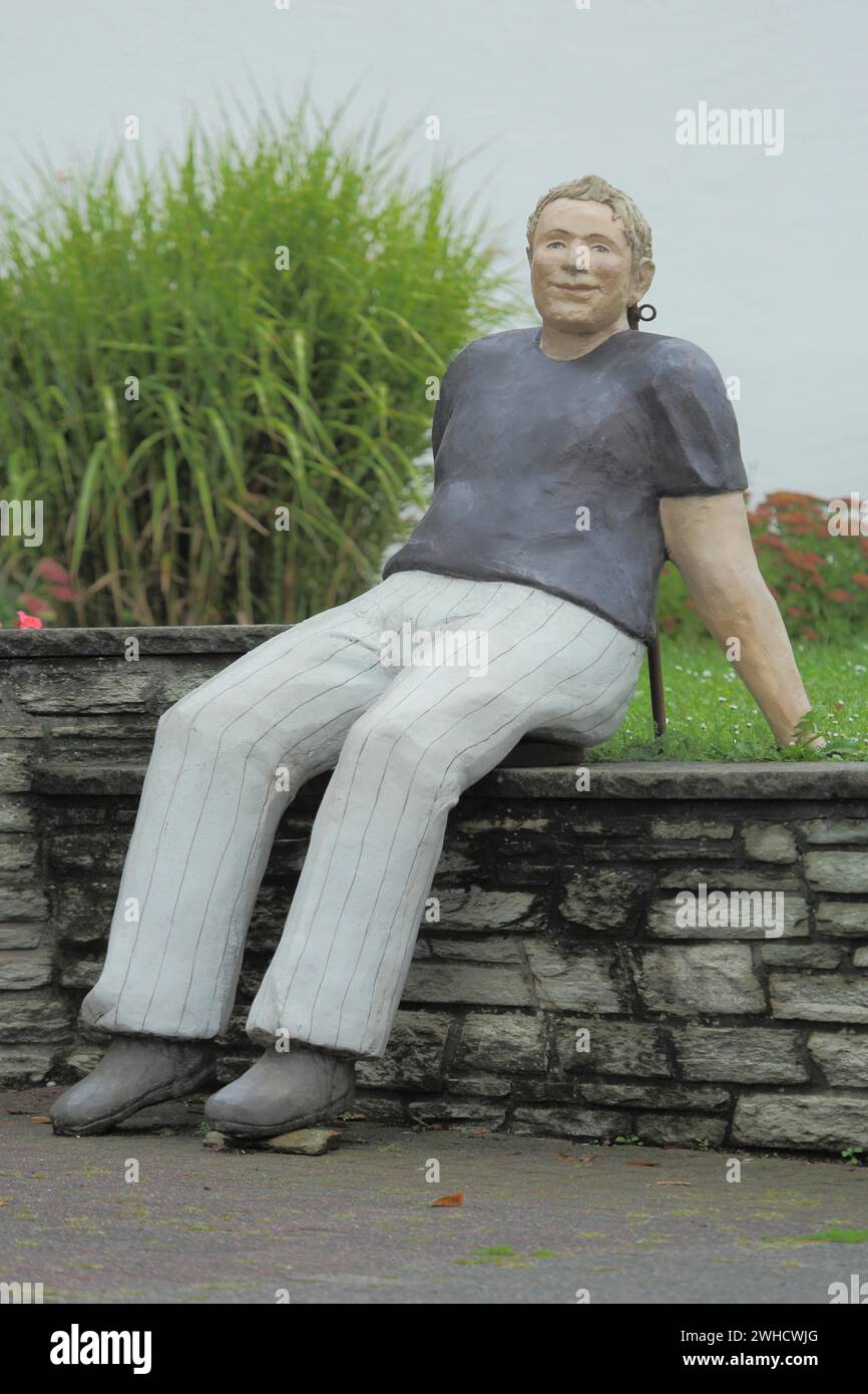 Skulptur Holger von Christel Lechner 2021, Figur, Mann, sitzend, Wand, Alltagsmenschen, Eschenplatz, RheinMain Regionalpark, Eschborn, Taunus Stockfoto