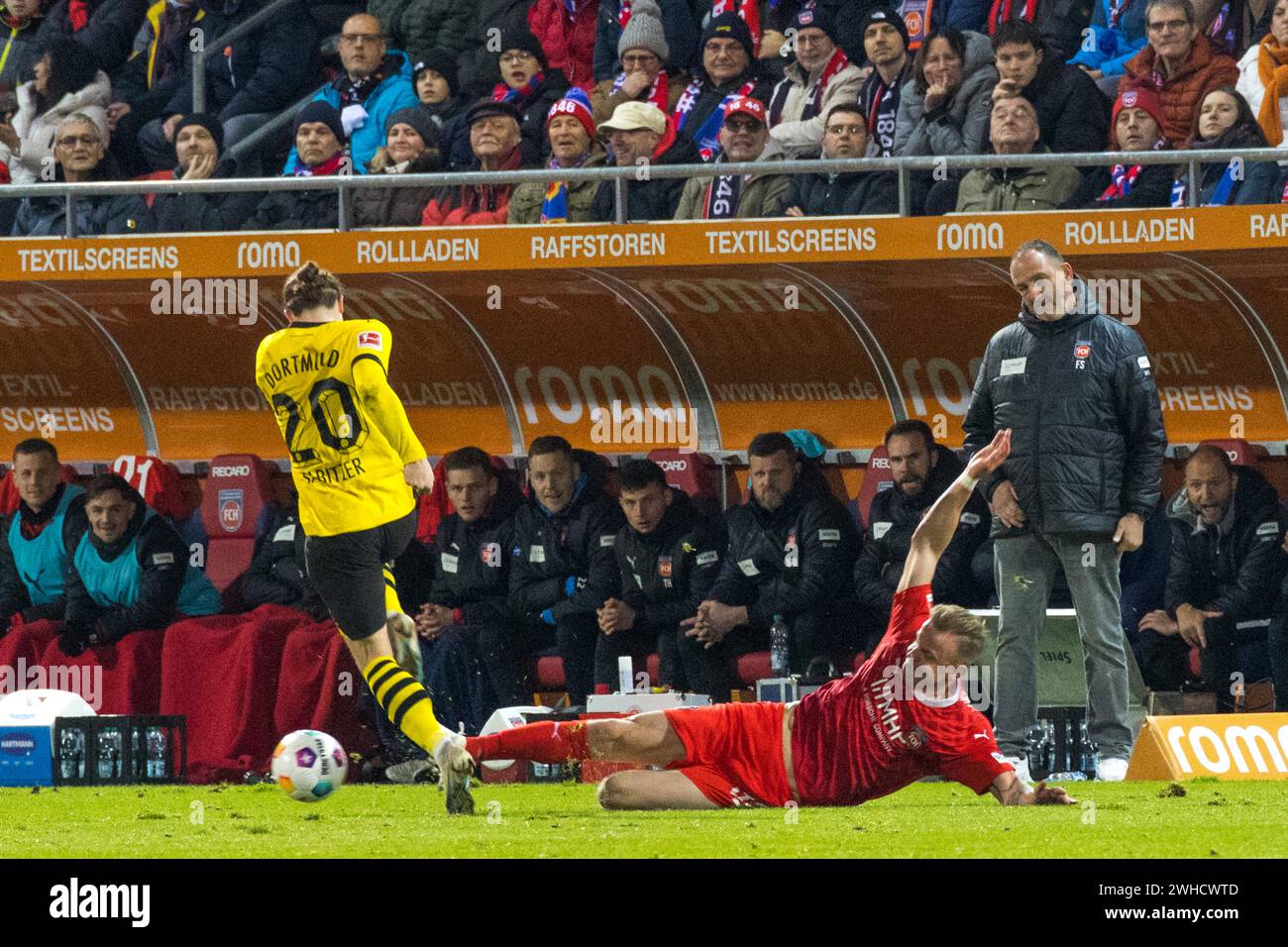 Das Fußballspiel Marcel SABITZER Borussia Dortmund versucht mit dem Ball davonzulaufen, Lennard MALONEY 1.FC Heidenheim verfolgt ihn und hält ihn an Stockfoto